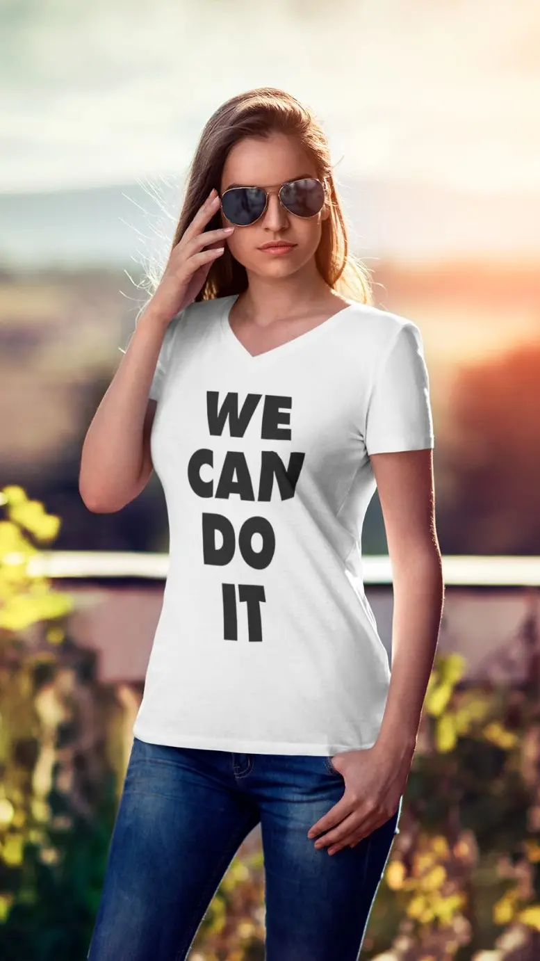 Remera blanca manga corta, cuello en V con frase "WE CAN DO IT"